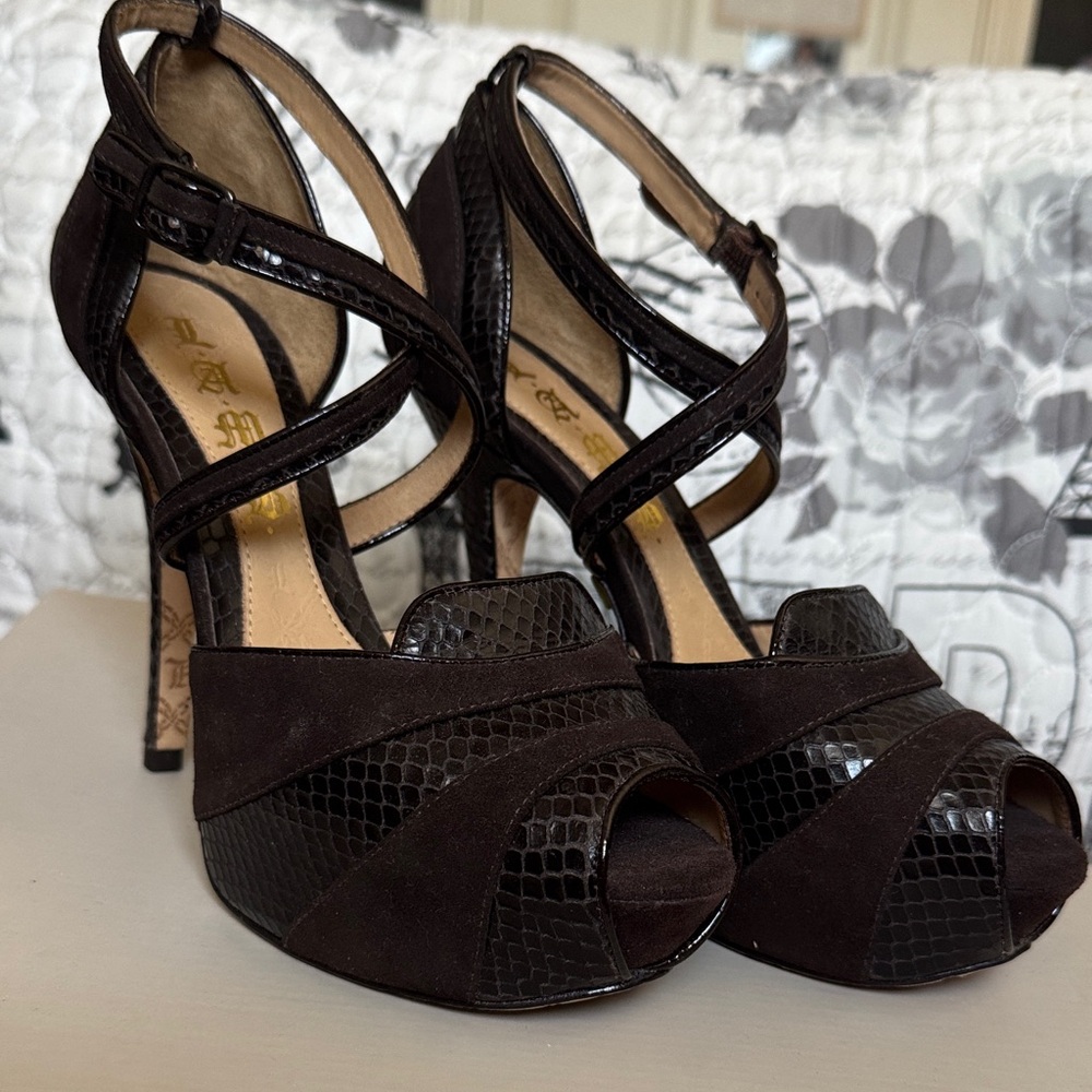 L.A.M.B. Brown chocolate Textured Strappy Heels NWOT ❣️